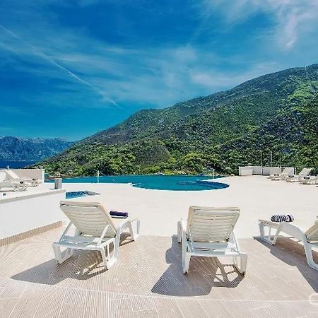 Luxury 1 Bedroom Apartment With Cozy Garden D2-2 In Morinj Kotor Luaran gambar